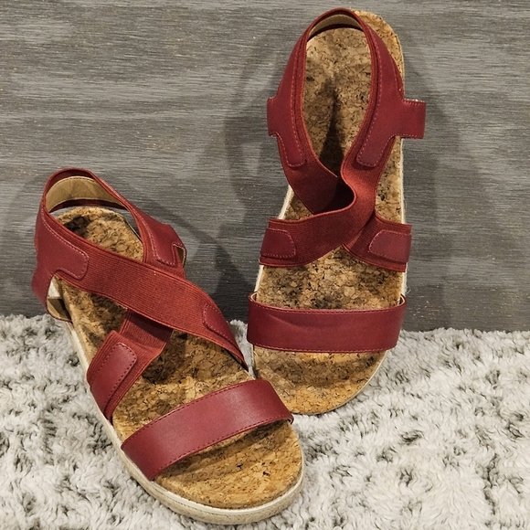 Adrienne Vittadini Women's "Prittin" Stretch Red Sport Strappy Sandal SZ 8.5 - Picture 2 of 11